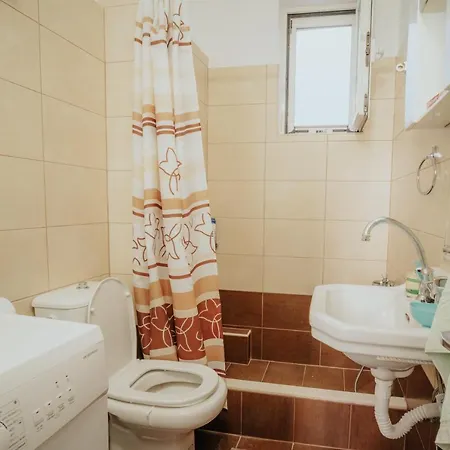 Downtown 3 Bedroom House For 6 Pers Дом отдыха *