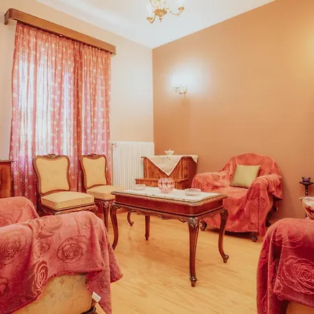 Дом отдыха Downtown 3 Bedroom House For 6 Pers Калаврита