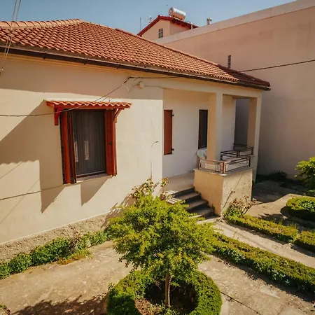 Downtown 3 Bedroom House For 6 Pers Калаврита